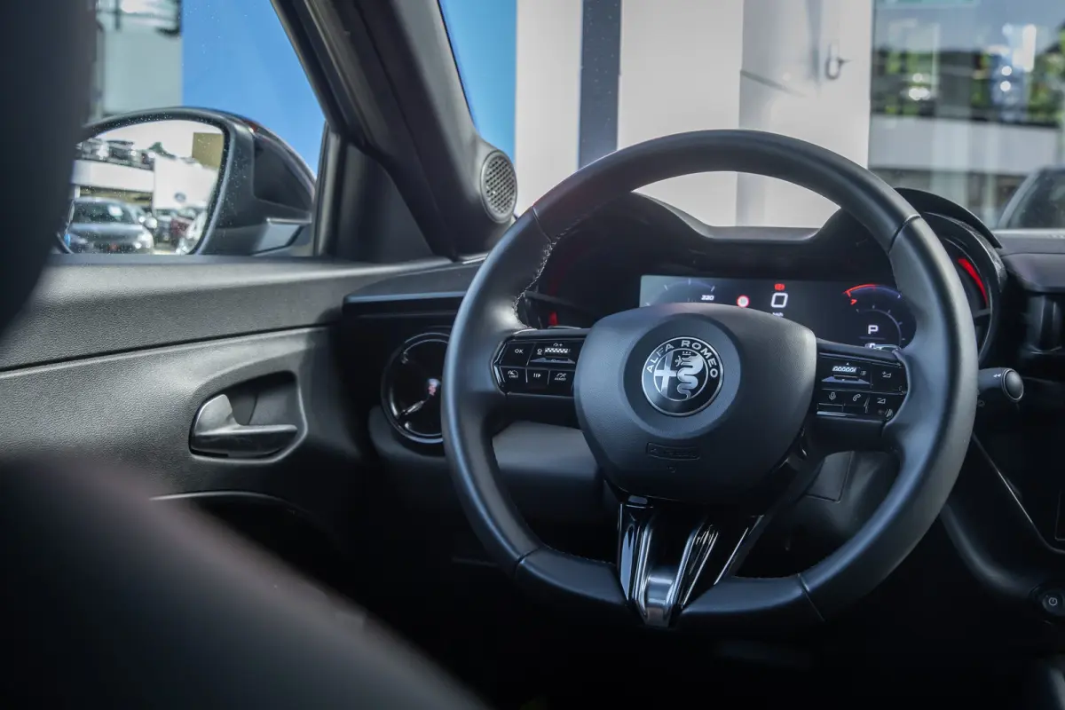 1.2 Turbo Hybrid Ibrida Speciale | Apple Carplay/Android Auto | Elek. Stoelen met Massagefunctie | Dodehoek detectie | Matrix LED | Keyless | Sfeerverlichting | Apple Carplay/Android Auto|te
