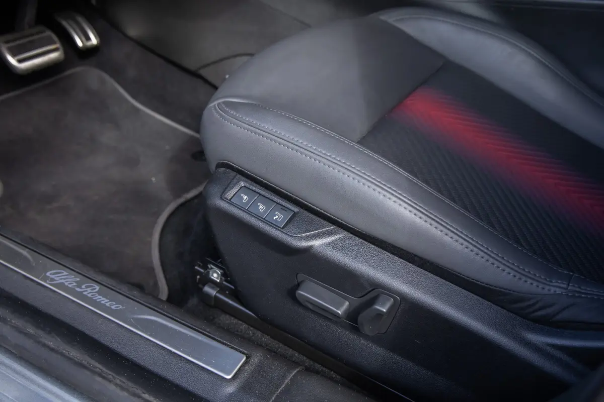 1.2 Turbo Hybrid Ibrida Speciale | Apple Carplay/Android Auto | Elek. Stoelen met Massagefunctie | Dodehoek detectie | Matrix LED | Keyless | Sfeerverlichting | Apple Carplay/Android Auto|te