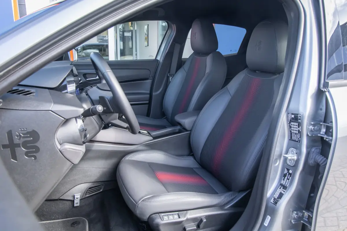 1.2 Turbo Hybrid Ibrida Speciale | Apple Carplay/Android Auto | Elek. Stoelen met Massagefunctie | Dodehoek detectie | Matrix LED | Keyless | Sfeerverlichting | Apple Carplay/Android Auto|te