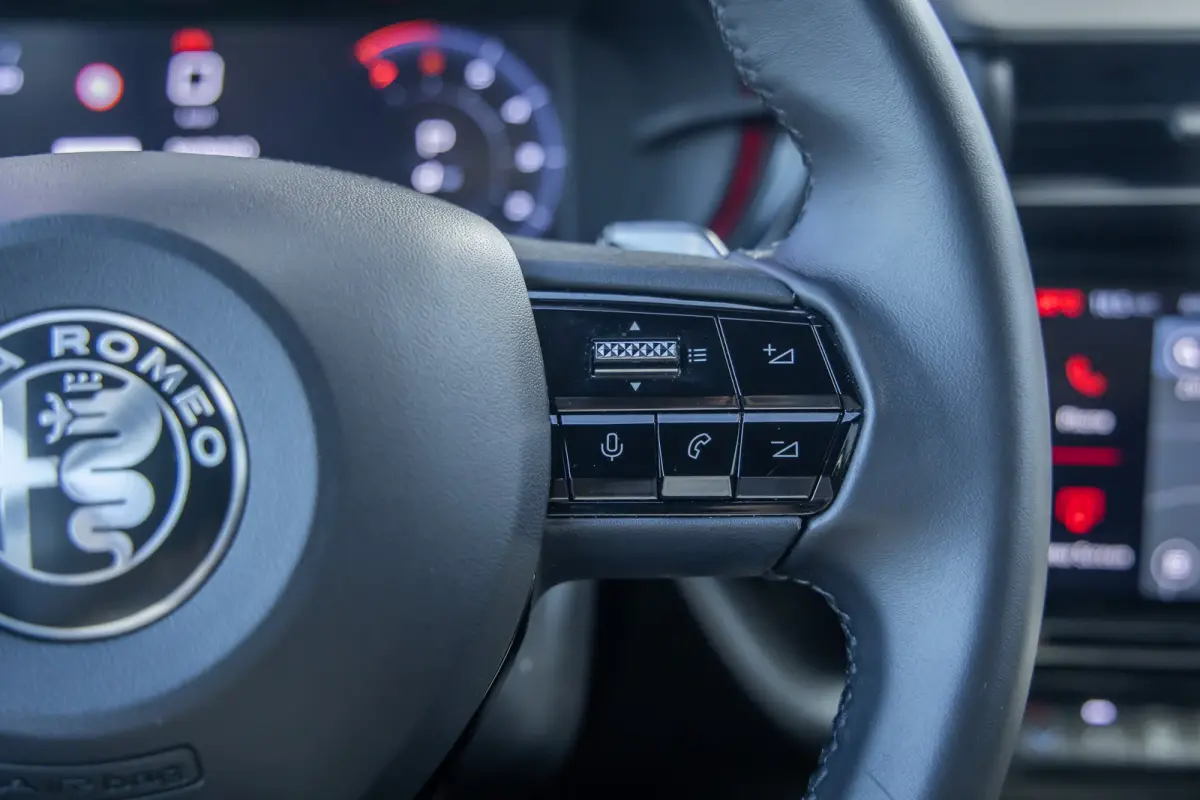 1.2 Turbo Hybrid Ibrida Speciale | Apple Carplay/Android Auto | Elek. Stoelen met Massagefunctie | Dodehoek detectie | Matrix LED | Keyless | Sfeerverlichting | Apple Carplay/Android Auto|te
