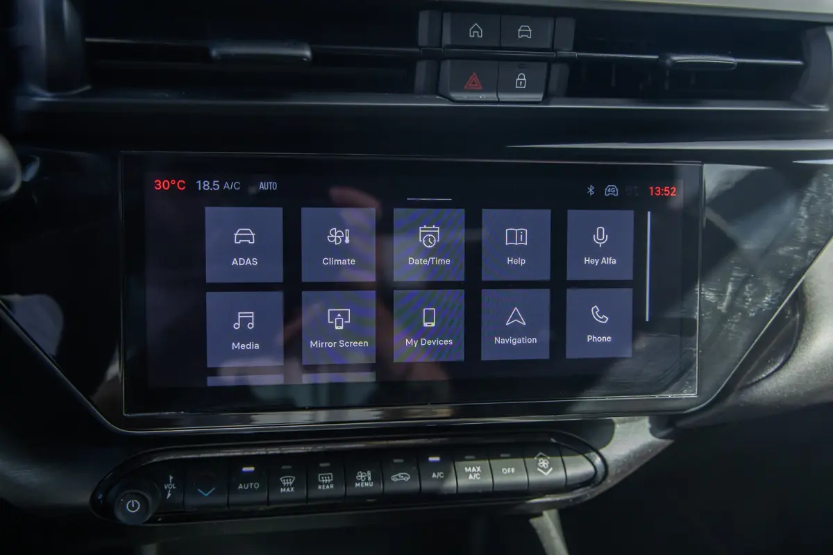 1.2 Turbo Hybrid Ibrida Speciale | Apple Carplay/Android Auto | Elek. Stoelen met Massagefunctie | Dodehoek detectie | Matrix LED | Keyless | Sfeerverlichting | Apple Carplay/Android Auto|te