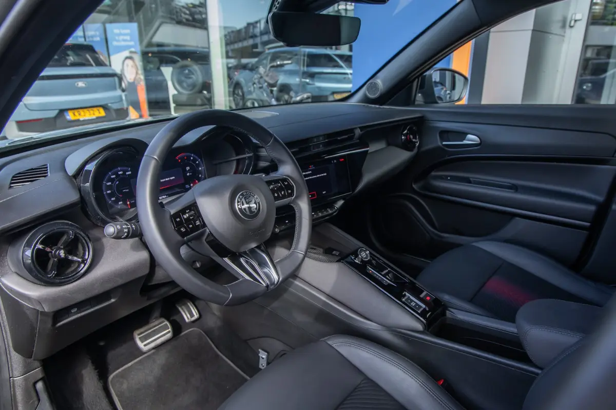 1.2 Turbo Hybrid Ibrida Speciale | Apple Carplay/Android Auto | Elek. Stoelen met Massagefunctie | Dodehoek detectie | Matrix LED | Keyless | Sfeerverlichting | Apple Carplay/Android Auto|te