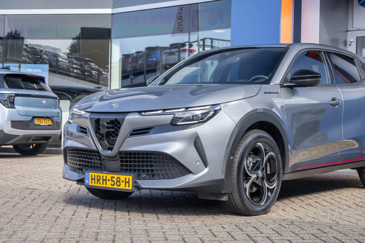 1.2 Turbo Hybrid Ibrida Speciale | Apple Carplay/Android Auto | Elek. Stoelen met Massagefunctie | Dodehoek detectie | Matrix LED | Keyless | Sfeerverlichting | Apple Carplay/Android Auto|te
