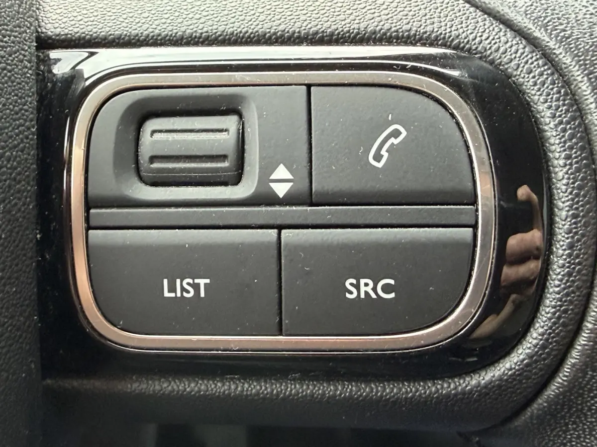 110pk Shine (Trekhaak - Camera - Parkeersensoren V+A - Automatische Airco - Navigatie - Apple Carplay)