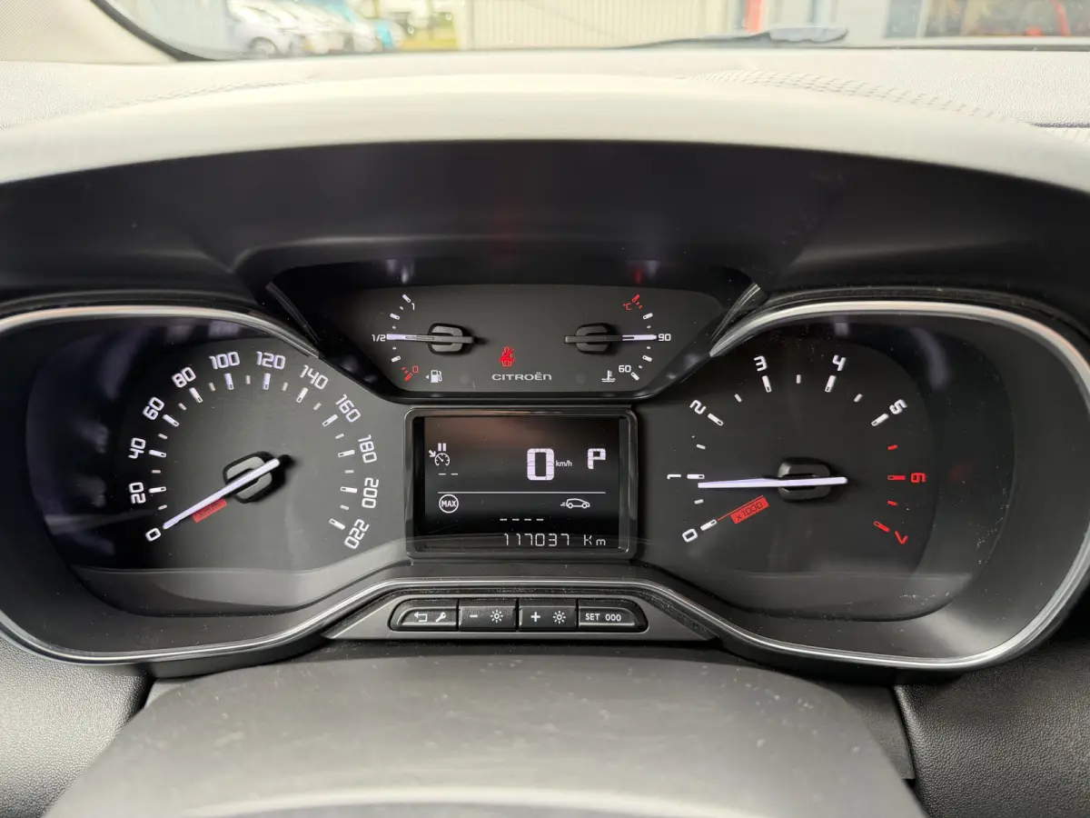 110pk Shine (Trekhaak - Camera - Parkeersensoren V+A - Automatische Airco - Navigatie - Apple Carplay)