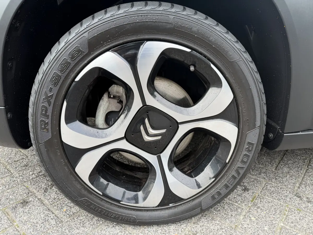 110pk Shine (Trekhaak - Camera - Parkeersensoren V+A - Automatische Airco - Navigatie - Apple Carplay)