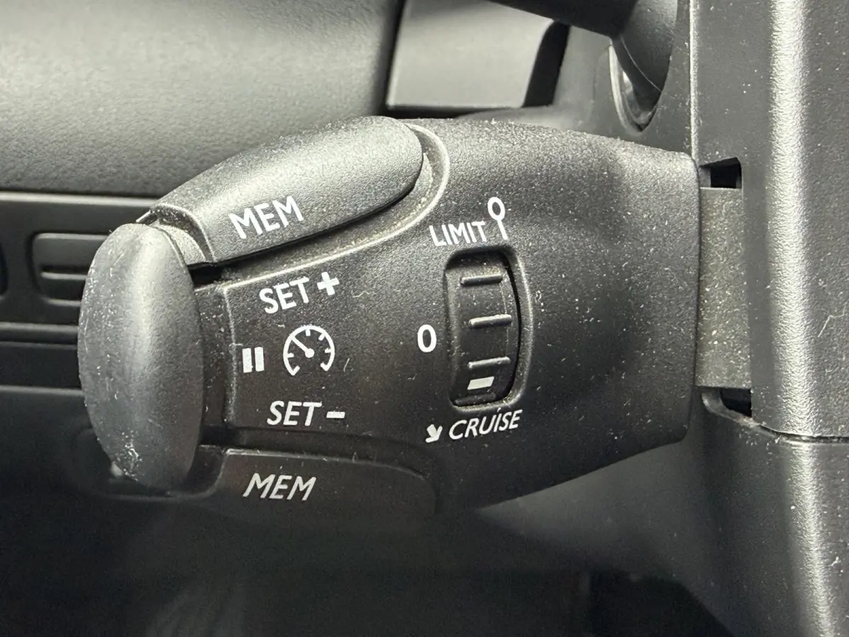 110pk Shine (Trekhaak - Camera - Parkeersensoren V+A - Automatische Airco - Navigatie - Apple Carplay)