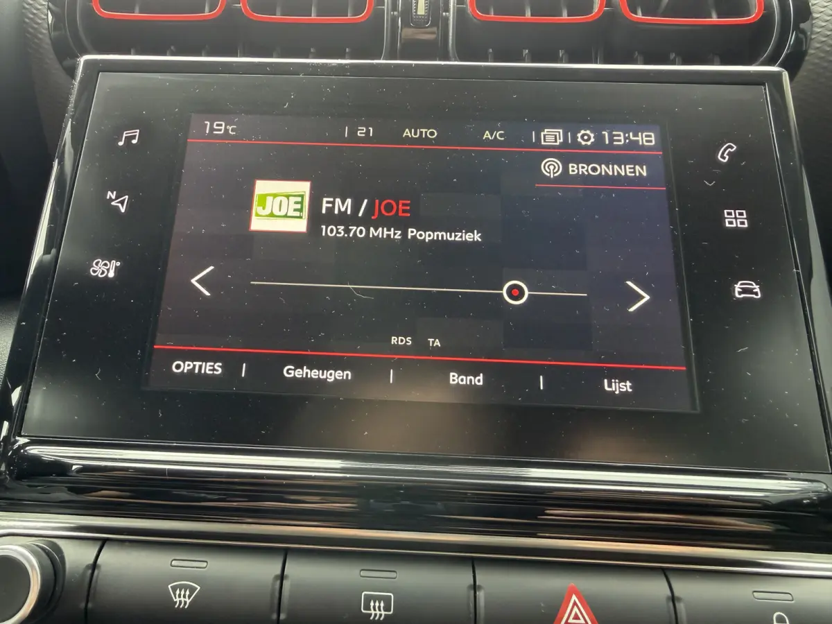 110pk Shine (Trekhaak - Camera - Parkeersensoren V+A - Automatische Airco - Navigatie - Apple Carplay)