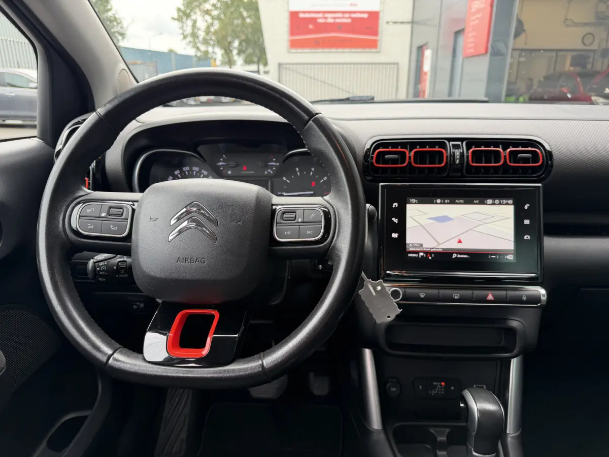 110pk Shine (Trekhaak - Camera - Parkeersensoren V+A - Automatische Airco - Navigatie - Apple Carplay)