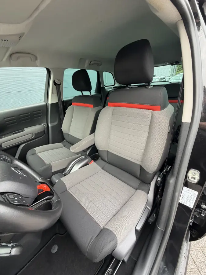 110pk Shine (Trekhaak - Camera - Parkeersensoren V+A - Automatische Airco - Navigatie - Apple Carplay)