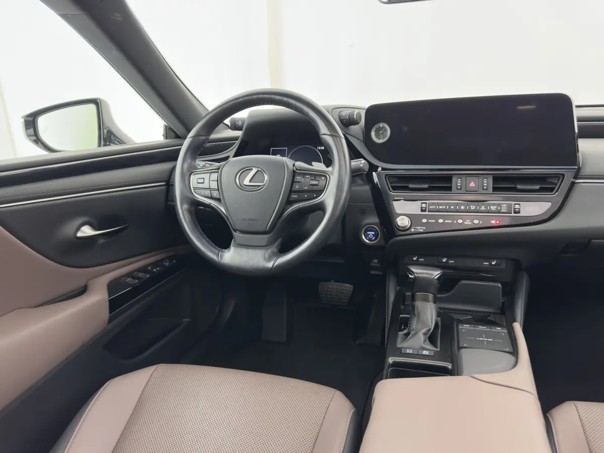 Business Line (INCL-BTW) Aut. *PANO | LEATHER | FULL-LED | ADAPTIVE-CRUISE | BLINDSPOT | KEYLESS | CAMERA | HEATED-COMFORTSEATS | NAVI-FULLMAP | PRIVACY-GLASS | SHIFTPADDLES | ECC | PDC | 18