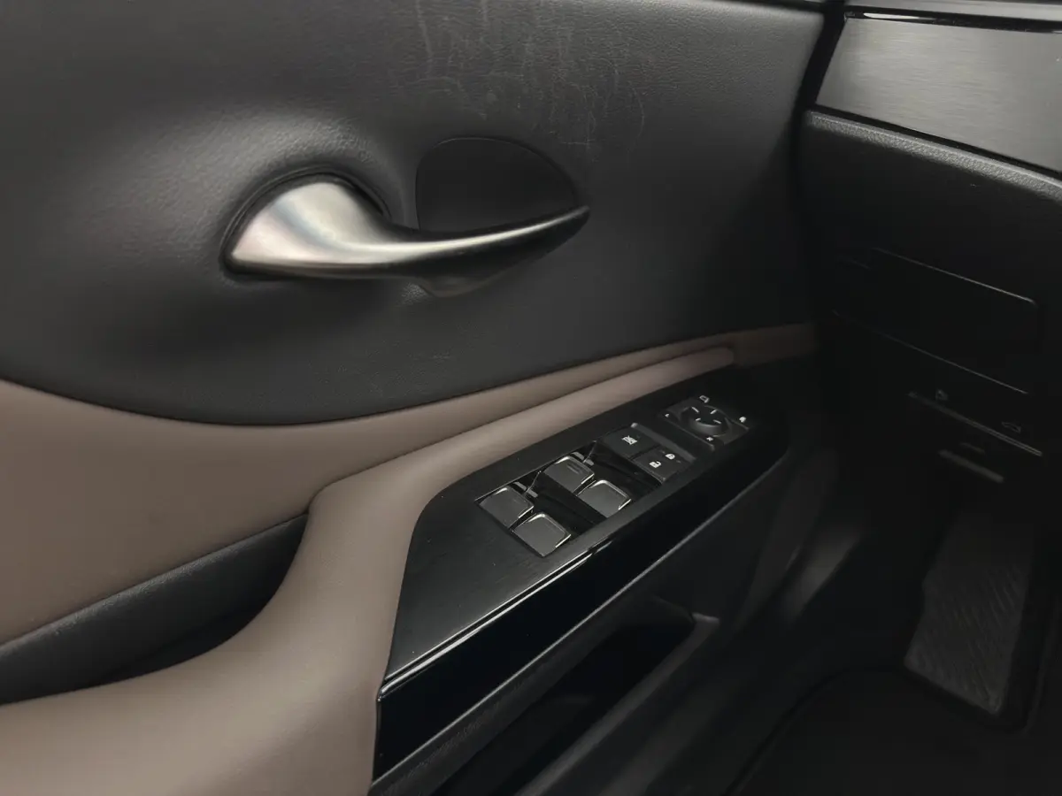 Business Line (INCL-BTW) Aut. *PANO | LEATHER | FULL-LED | ADAPTIVE-CRUISE | BLINDSPOT | KEYLESS | CAMERA | HEATED-COMFORTSEATS | NAVI-FULLMAP | PRIVACY-GLASS | SHIFTPADDLES | ECC | PDC | 18