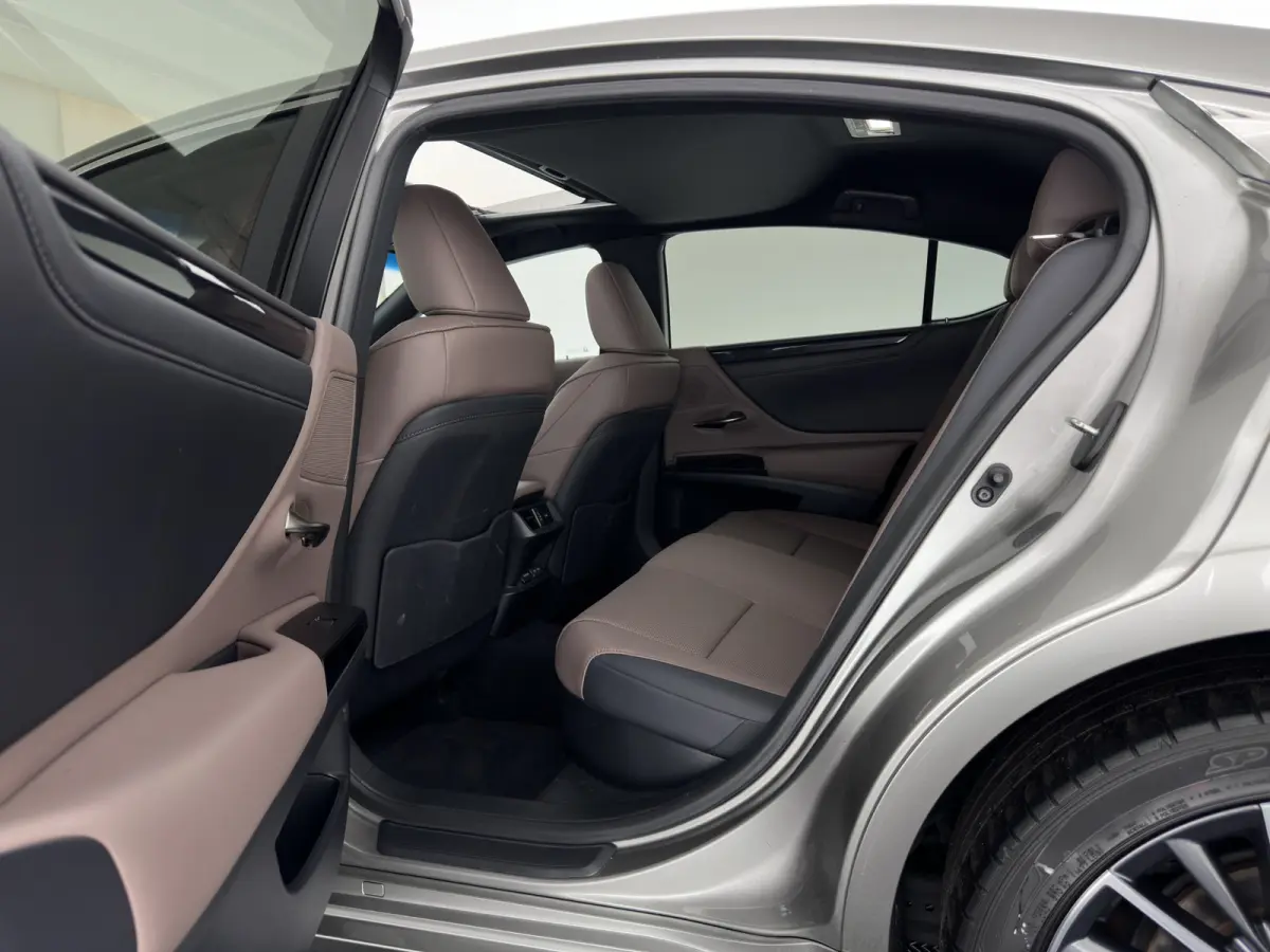 Business Line (INCL-BTW) Aut. *PANO | LEATHER | FULL-LED | ADAPTIVE-CRUISE | BLINDSPOT | KEYLESS | CAMERA | HEATED-COMFORTSEATS | NAVI-FULLMAP | PRIVACY-GLASS | DAB | DIGI-COCKPIT | SHIFTPAD