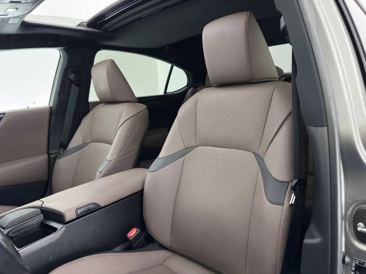 Business Line (INCL-BTW) Aut. *PANO | LEATHER | FULL-LED | ADAPTIVE-CRUISE | BLINDSPOT | KEYLESS | CAMERA | HEATED-COMFORTSEATS | NAVI-FULLMAP | PRIVACY-GLASS | SHIFTPADDLES | ECC | PDC | 18