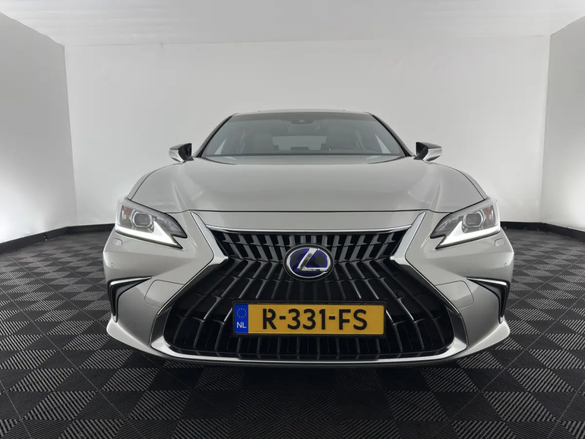 Business Line (INCL-BTW) Aut. *PANO | LEATHER | FULL-LED | ADAPTIVE-CRUISE | BLINDSPOT | KEYLESS | CAMERA | HEATED-COMFORTSEATS | NAVI-FULLMAP | PRIVACY-GLASS | SHIFTPADDLES | ECC | PDC | 18