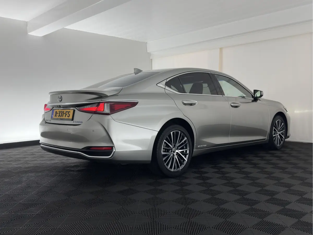 Business Line (INCL-BTW) Aut. *PANO | LEATHER | FULL-LED | ADAPTIVE-CRUISE | BLINDSPOT | KEYLESS | CAMERA | HEATED-COMFORTSEATS | NAVI-FULLMAP | PRIVACY-GLASS | SHIFTPADDLES | ECC | PDC | 18