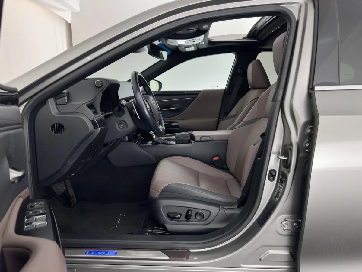 Business Line (INCL-BTW) Aut. *PANO | LEATHER | FULL-LED | ADAPTIVE-CRUISE | BLINDSPOT | KEYLESS | CAMERA | HEATED-COMFORTSEATS | NAVI-FULLMAP | PRIVACY-GLASS | SHIFTPADDLES | ECC | PDC | 18