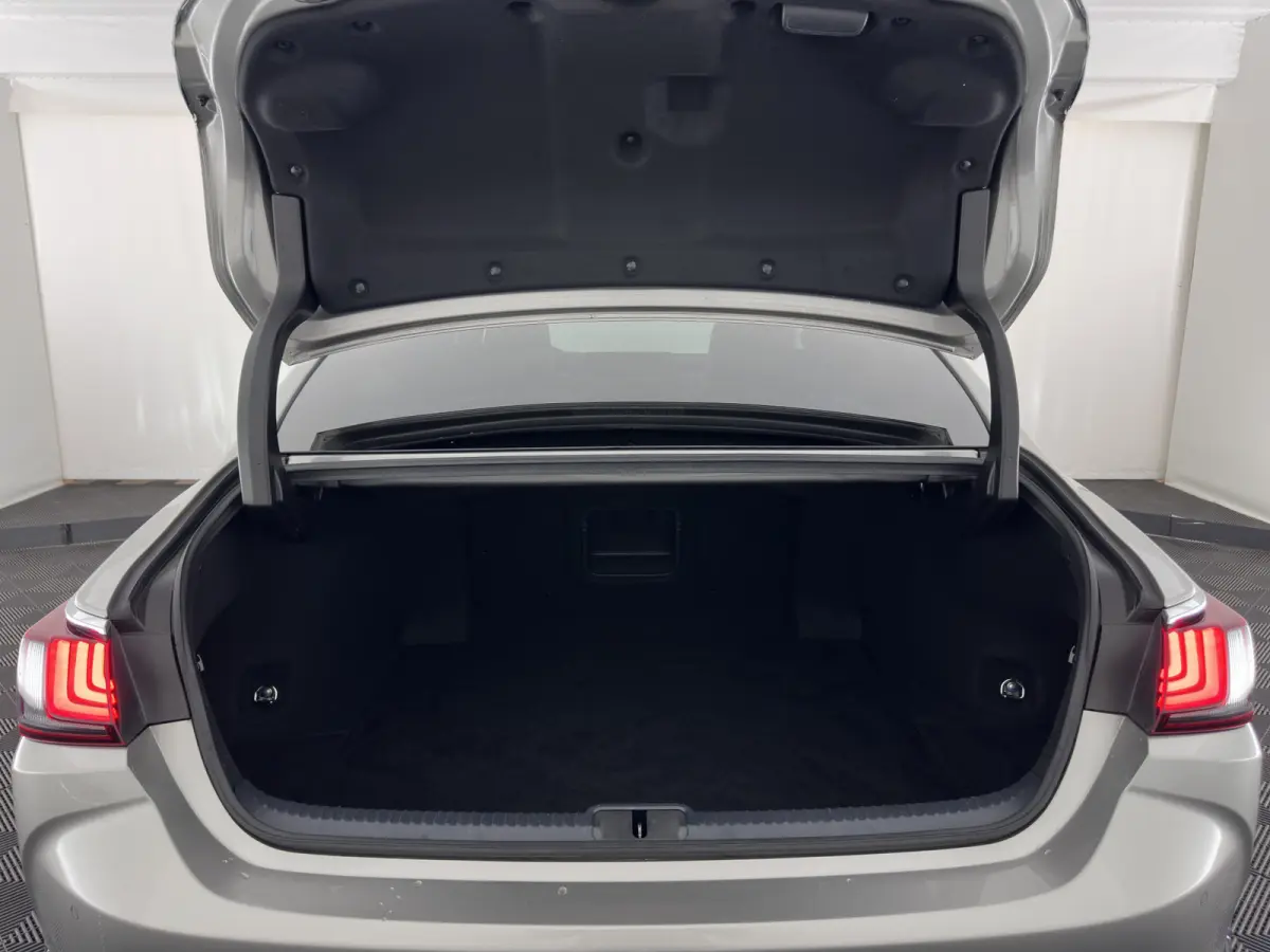 Business Line (INCL-BTW) Aut. *PANO | LEATHER | FULL-LED | ADAPTIVE-CRUISE | BLINDSPOT | KEYLESS | CAMERA | HEATED-COMFORTSEATS | NAVI-FULLMAP | PRIVACY-GLASS | SHIFTPADDLES | ECC | PDC | 18