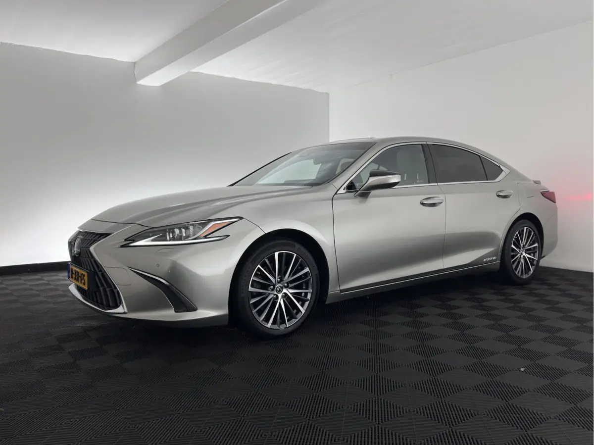 Business Line (INCL-BTW) Aut. *PANO | LEATHER | FULL-LED | ADAPTIVE-CRUISE | BLINDSPOT | KEYLESS | CAMERA | HEATED-COMFORTSEATS | NAVI-FULLMAP | PRIVACY-GLASS | SHIFTPADDLES | ECC | PDC | 18