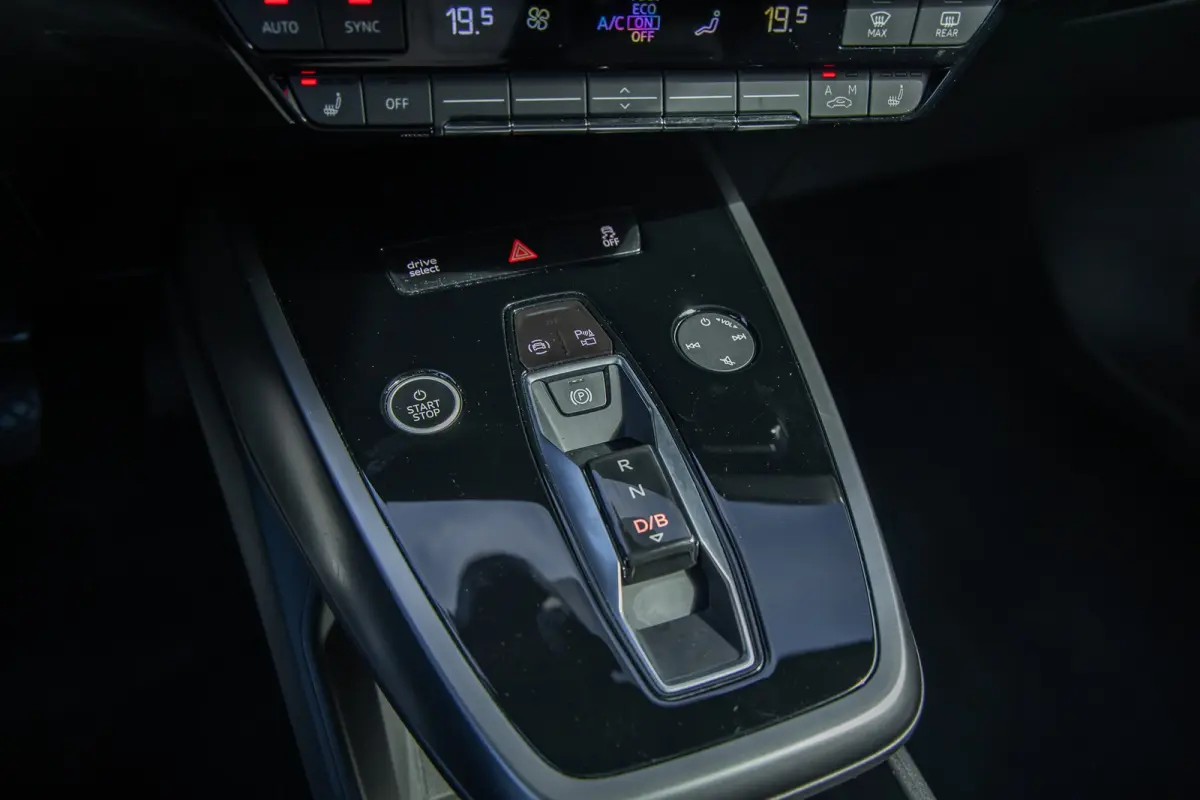 40 Edition 77 kWh | Apple Carplay/Android Auto | Achteruitrijcamera | Dodehoek detectie | climate controle |Elektrisch bedienbare achterklep | LED | Stoel- Stuurverwarming | Achteruitrijcame