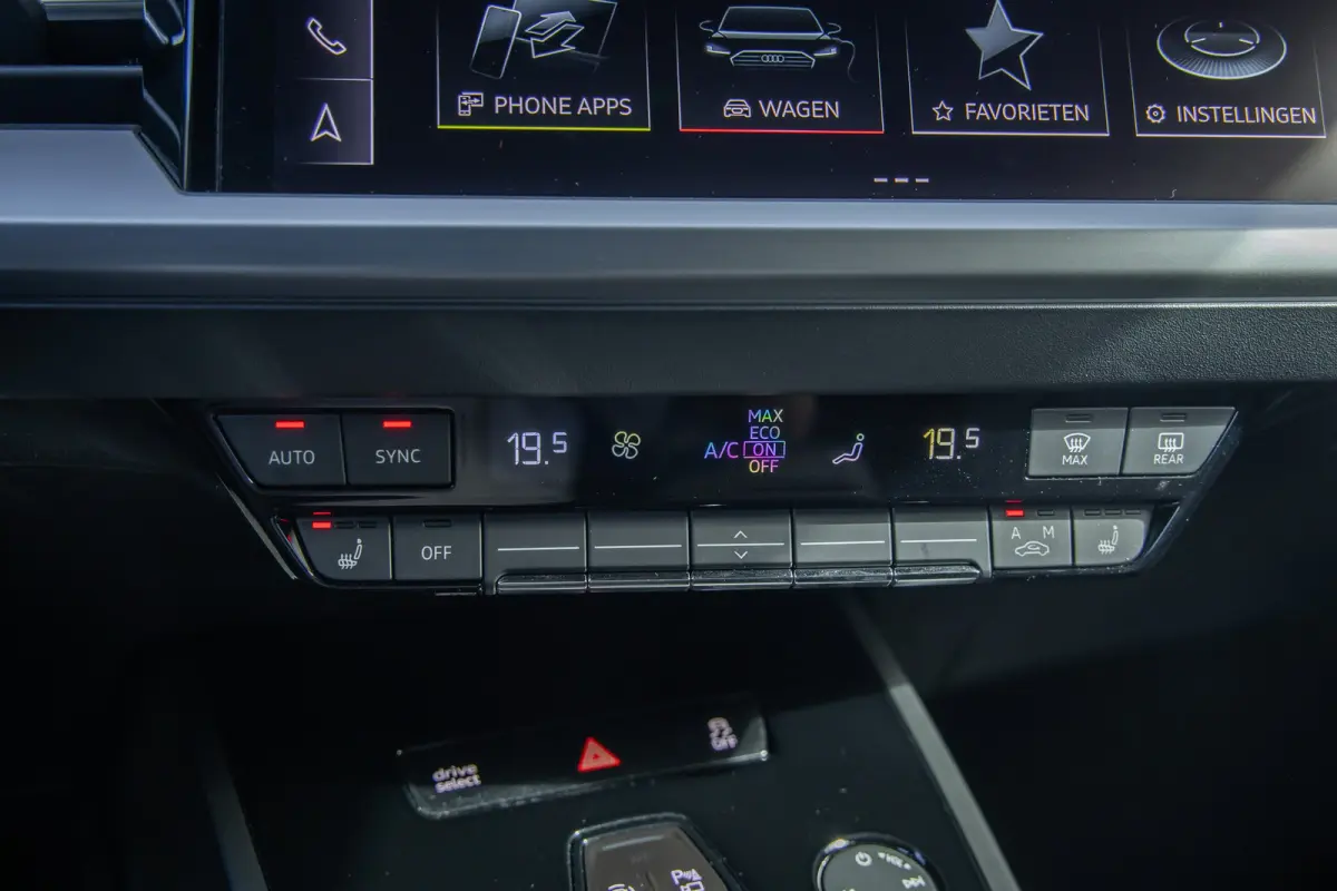 40 Edition 77 kWh | Apple Carplay/Android Auto | Achteruitrijcamera | Dodehoek detectie | climate controle |Elektrisch bedienbare achterklep | LED | Stoel- Stuurverwarming | Achteruitrijcame