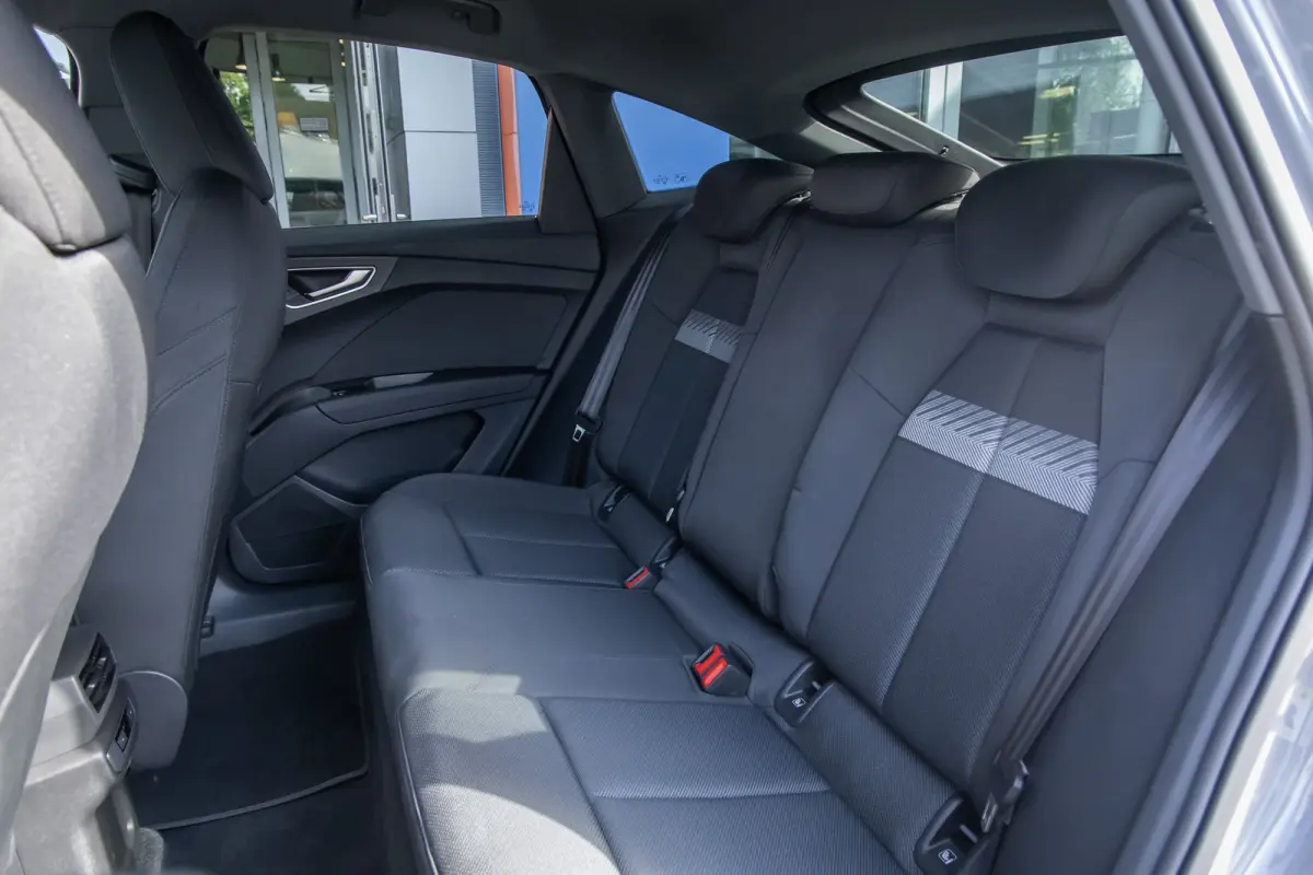 40 Edition 77 kWh | Apple Carplay/Android Auto | Achteruitrijcamera | Dodehoek detectie | climate controle |Elektrisch bedienbare achterklep | LED | Stoel- Stuurverwarming | Achteruitrijcame