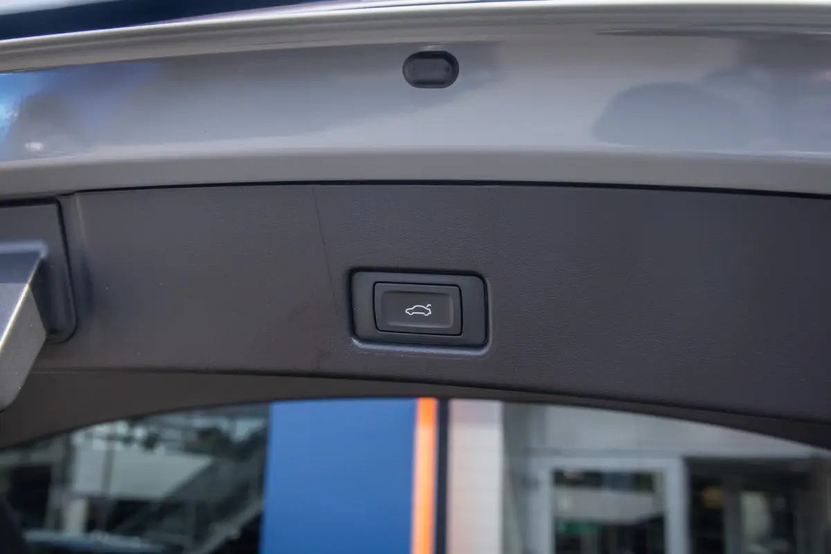 40 Edition 77 kWh | Apple Carplay/Android Auto | Achteruitrijcamera | Dodehoek detectie | climate controle |Elektrisch bedienbare achterklep | LED | Stoel- Stuurverwarming | Achteruitrijcame