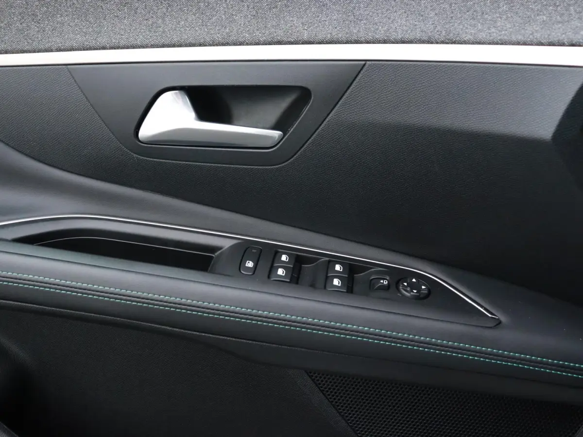 HYbrid4 Blue Lease Allure 300pk Automaat | Navigatie | Camera | Licht Metalen Velgen 18" | Dodehoek Detectie | Voorstoelen Verwarmd