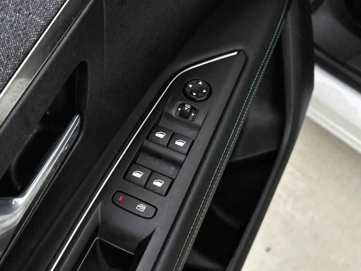 HYbrid4 Blue Lease Allure 300pk Automaat | Navigatie | Camera | Licht Metalen Velgen 18" | Dodehoek Detectie | Voorstoelen Verwarmd