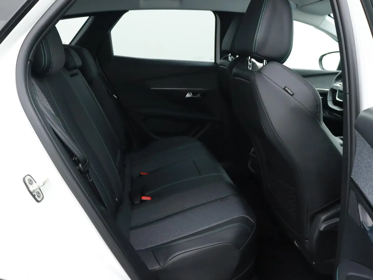 HYbrid4 Blue Lease Allure 300pk Automaat | Navigatie | Camera | Licht Metalen Velgen 18" | Dodehoek Detectie | Voorstoelen Verwarmd