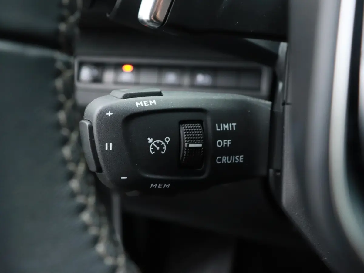 HYbrid4 Blue Lease Allure 300pk Automaat | Navigatie | Camera | Licht Metalen Velgen 18" | Dodehoek Detectie | Voorstoelen Verwarmd