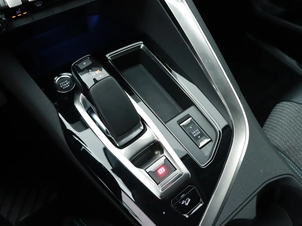 HYbrid4 Blue Lease Allure 300pk Automaat | Navigatie | Camera | Licht Metalen Velgen 18" | Dodehoek Detectie | Voorstoelen Verwarmd