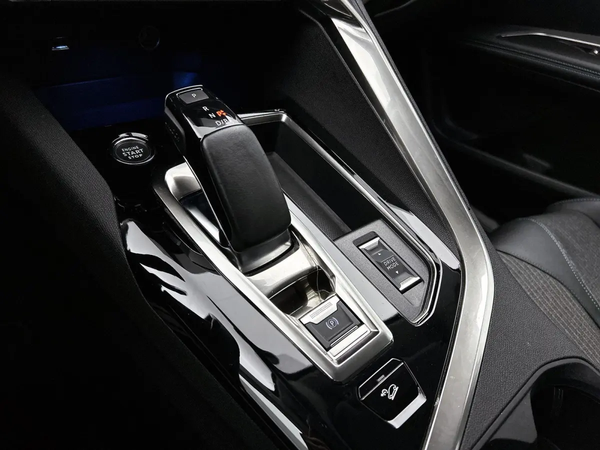HYbrid4 Blue Lease Allure 300pk Automaat | Navigatie | Camera | Licht Metalen Velgen 18" | Dodehoek Detectie | Voorstoelen Verwarmd