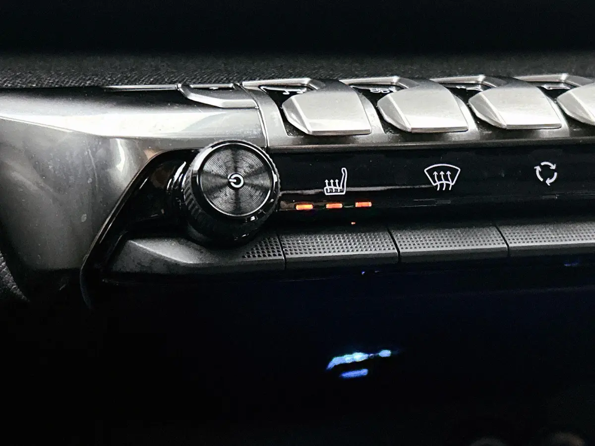 HYbrid4 Blue Lease Allure 300pk Automaat | Navigatie | Camera | Licht Metalen Velgen 18" | Dodehoek Detectie | Voorstoelen Verwarmd