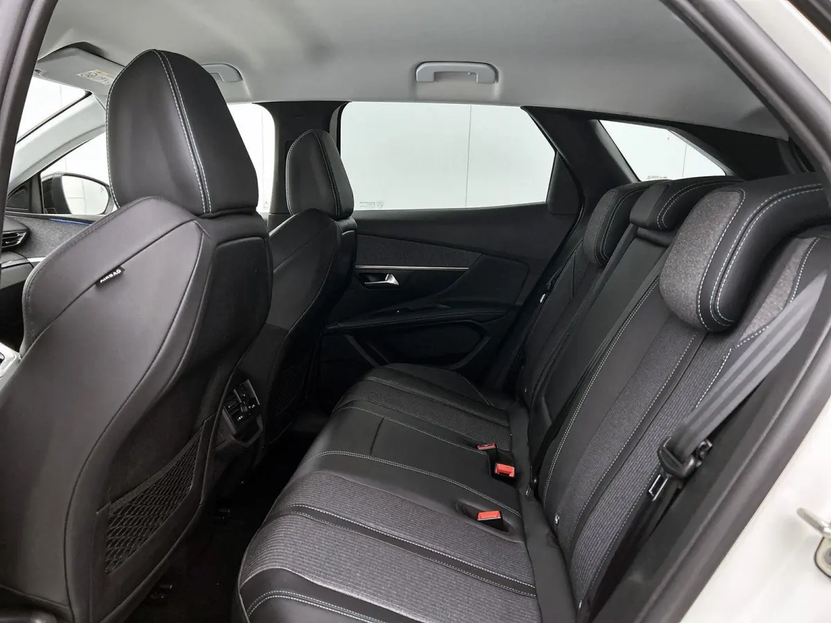 HYbrid4 Blue Lease Allure 300pk Automaat | Navigatie | Camera | Licht Metalen Velgen 18" | Dodehoek Detectie | Voorstoelen Verwarmd