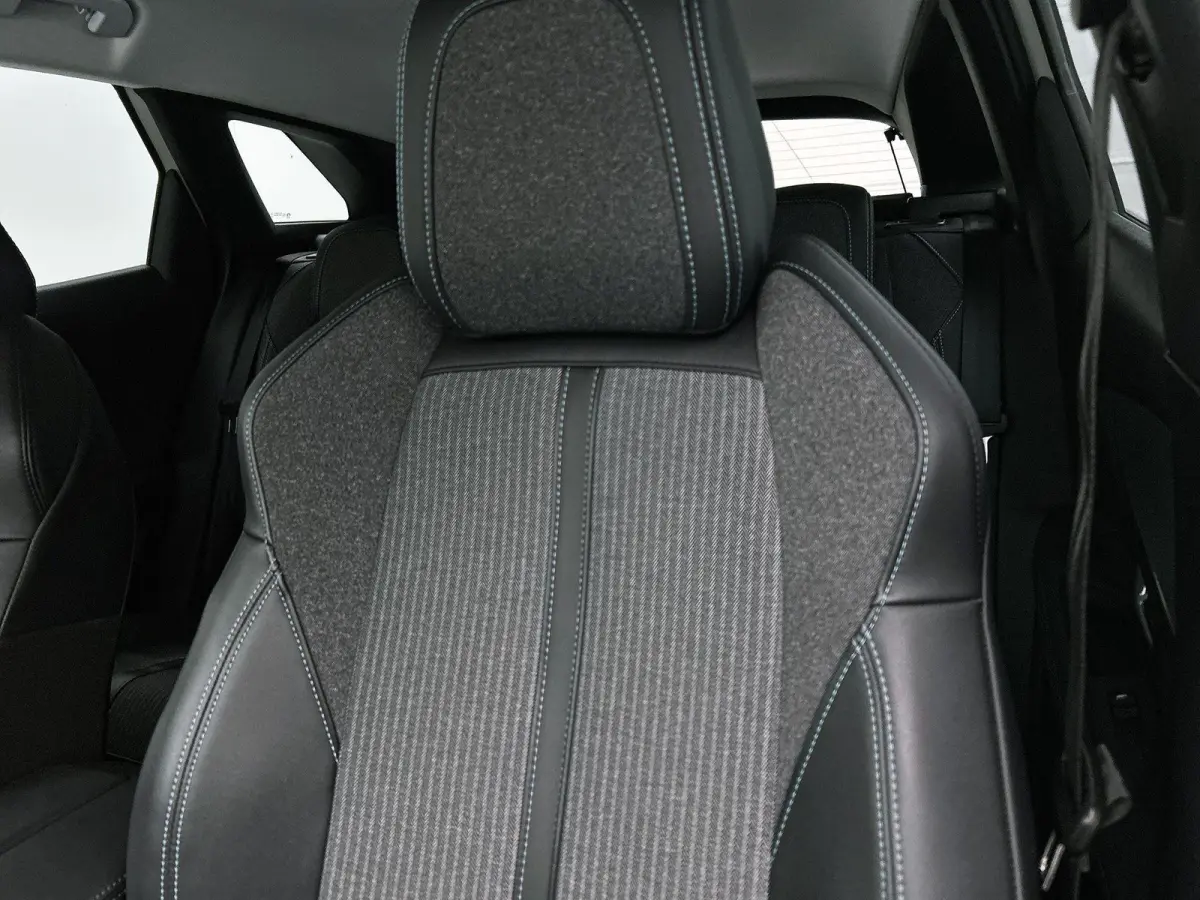HYbrid4 Blue Lease Allure 300pk Automaat | Navigatie | Camera | Licht Metalen Velgen 18" | Dodehoek Detectie | Voorstoelen Verwarmd