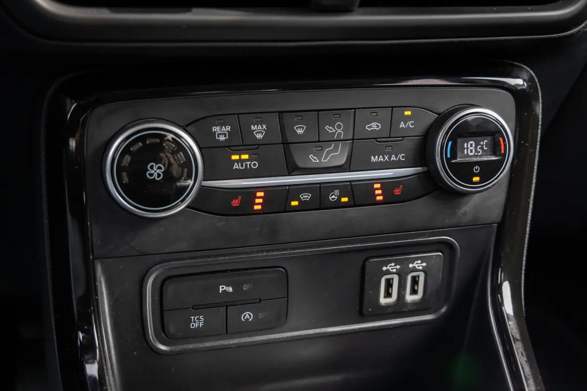 1.0 EcoBoost Titanium | Navi | Apple Carplay/Android Auto | Camera | Cruise Control | 17''LM Velgen | DAB | Winterpack | Achteruitrijcamera | DAB ontvanger | Lichtmetalen velgen 17"