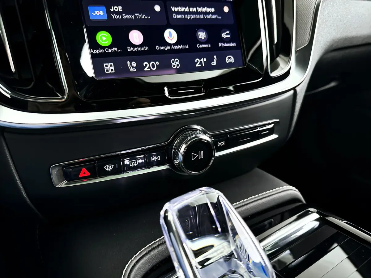 T8 Plug-in hybrid AWD Plus Dark | SOH 100% | Panoramadak | 360° camera | Head-up display | Harman Kardon | Stoel- en stuurverwarming | Trekhaak