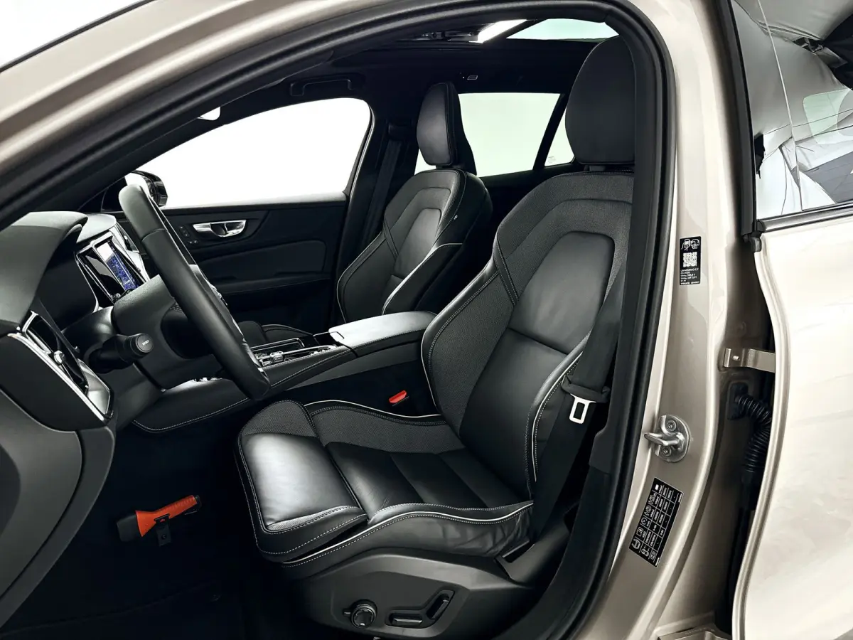 T8 Plug-in hybrid AWD Plus Dark | SOH 100% | Panoramadak | 360° camera | Head-up display | Harman Kardon | Stoel- en stuurverwarming | Trekhaak