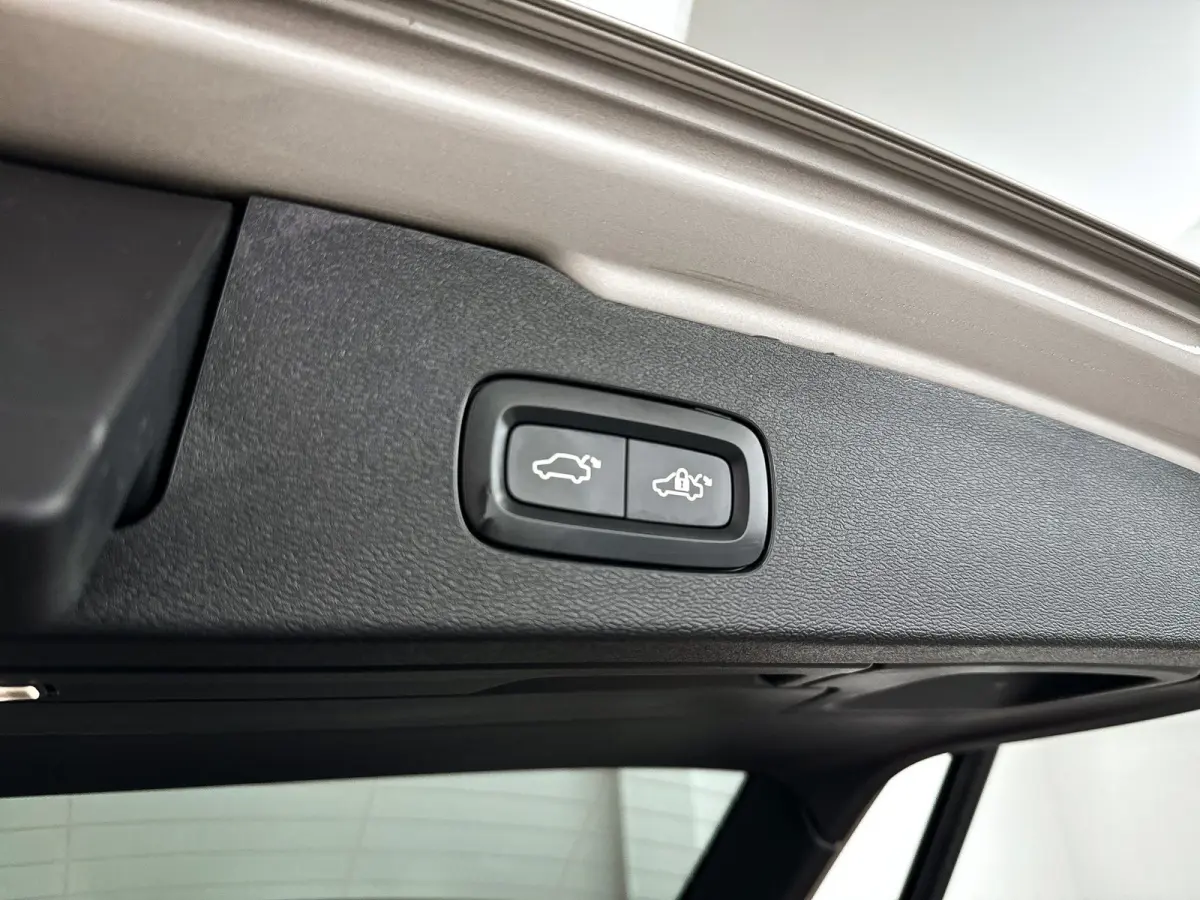 T8 Plug-in hybrid AWD Plus Dark | SOH 100% | Panoramadak | 360° camera | Head-up display | Harman Kardon | Stoel- en stuurverwarming | Trekhaak