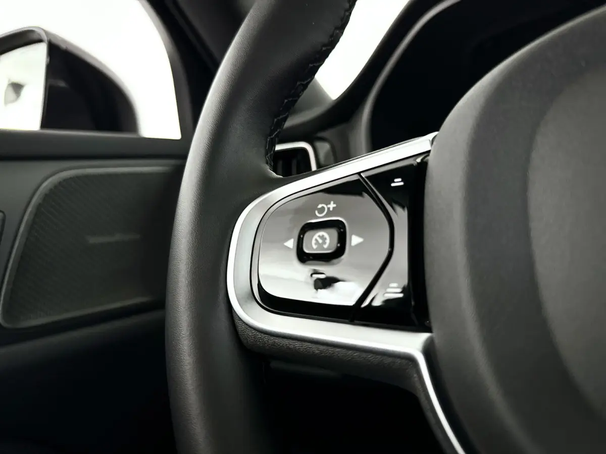 T8 Plug-in hybrid AWD Plus Dark | SOH 100% | Panoramadak | 360° camera | Head-up display | Harman Kardon | Stoel- en stuurverwarming | Trekhaak