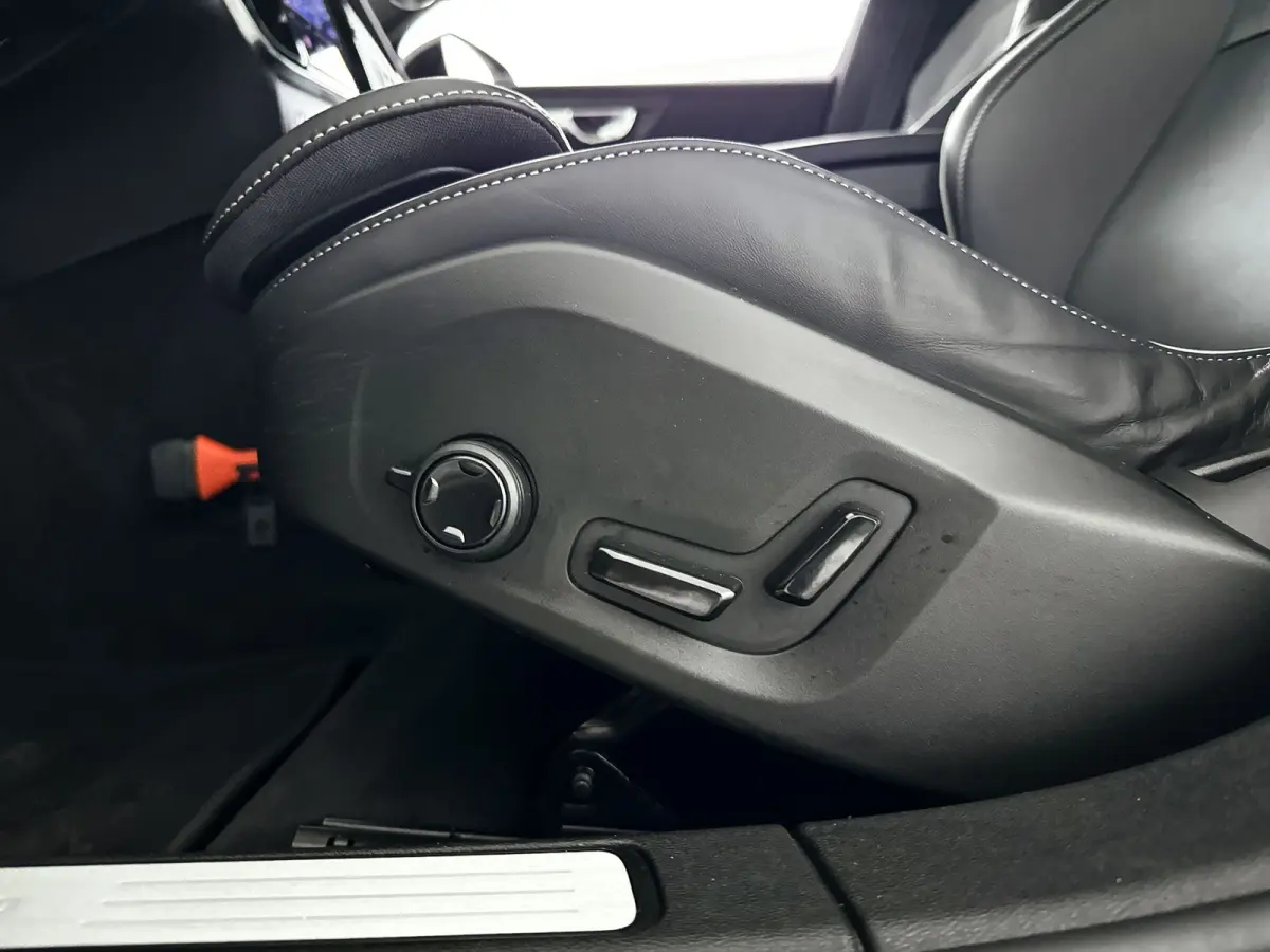T8 Plug-in hybrid AWD Plus Dark | SOH 100% | Panoramadak | 360° camera | Head-up display | Harman Kardon | Stoel- en stuurverwarming | Trekhaak
