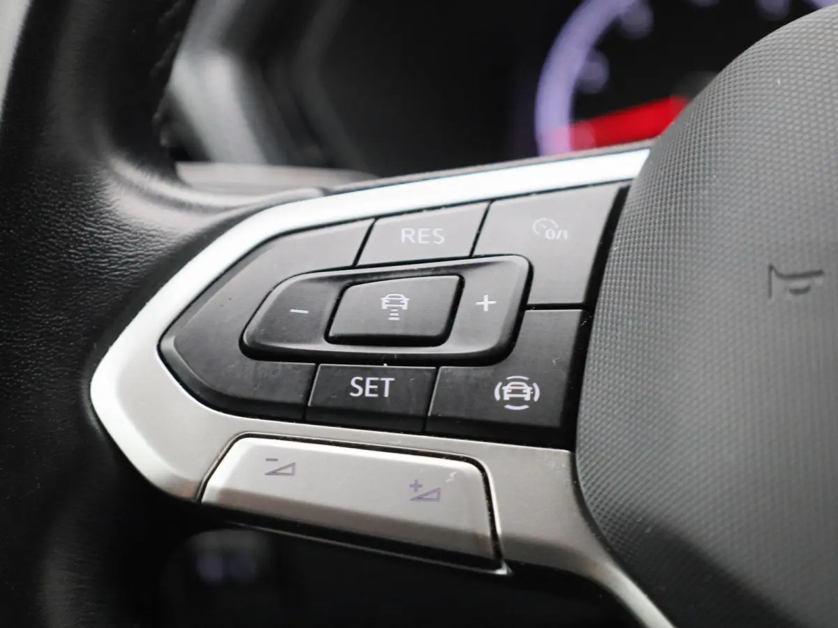 1.0 TSI Life | Apple Carplay / Android Auto | Cruise Control | Achteruitrijcamera | Lichtmetalen Velgen |