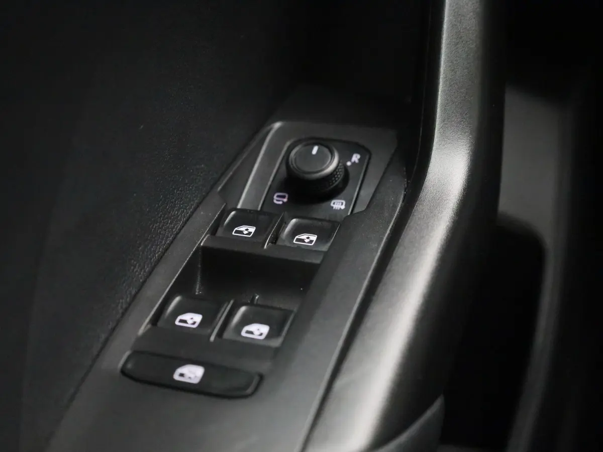 1.0 TSI Life | Apple Carplay / Android Auto | Cruise Control | Achteruitrijcamera | Lichtmetalen Velgen |