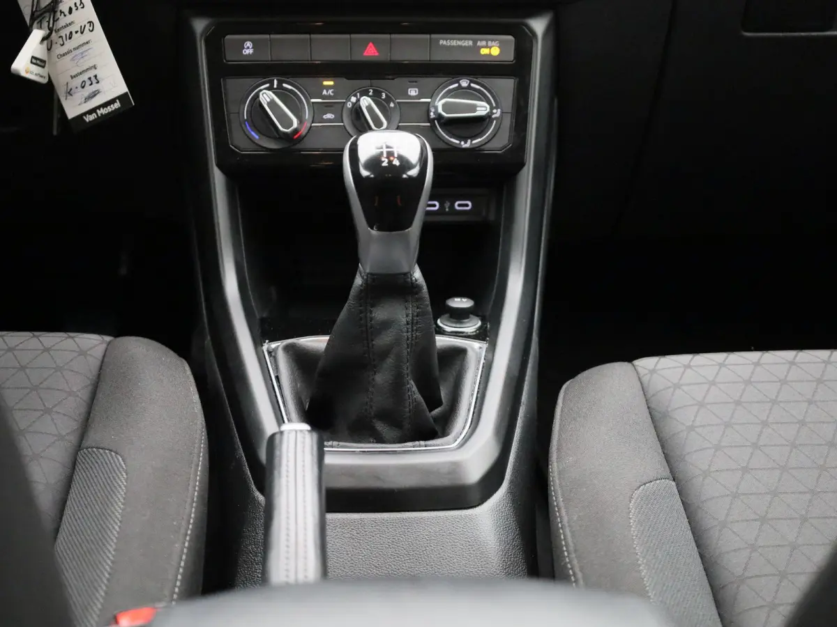 1.0 TSI Life | Apple Carplay / Android Auto | Cruise Control | Achteruitrijcamera | Lichtmetalen Velgen |