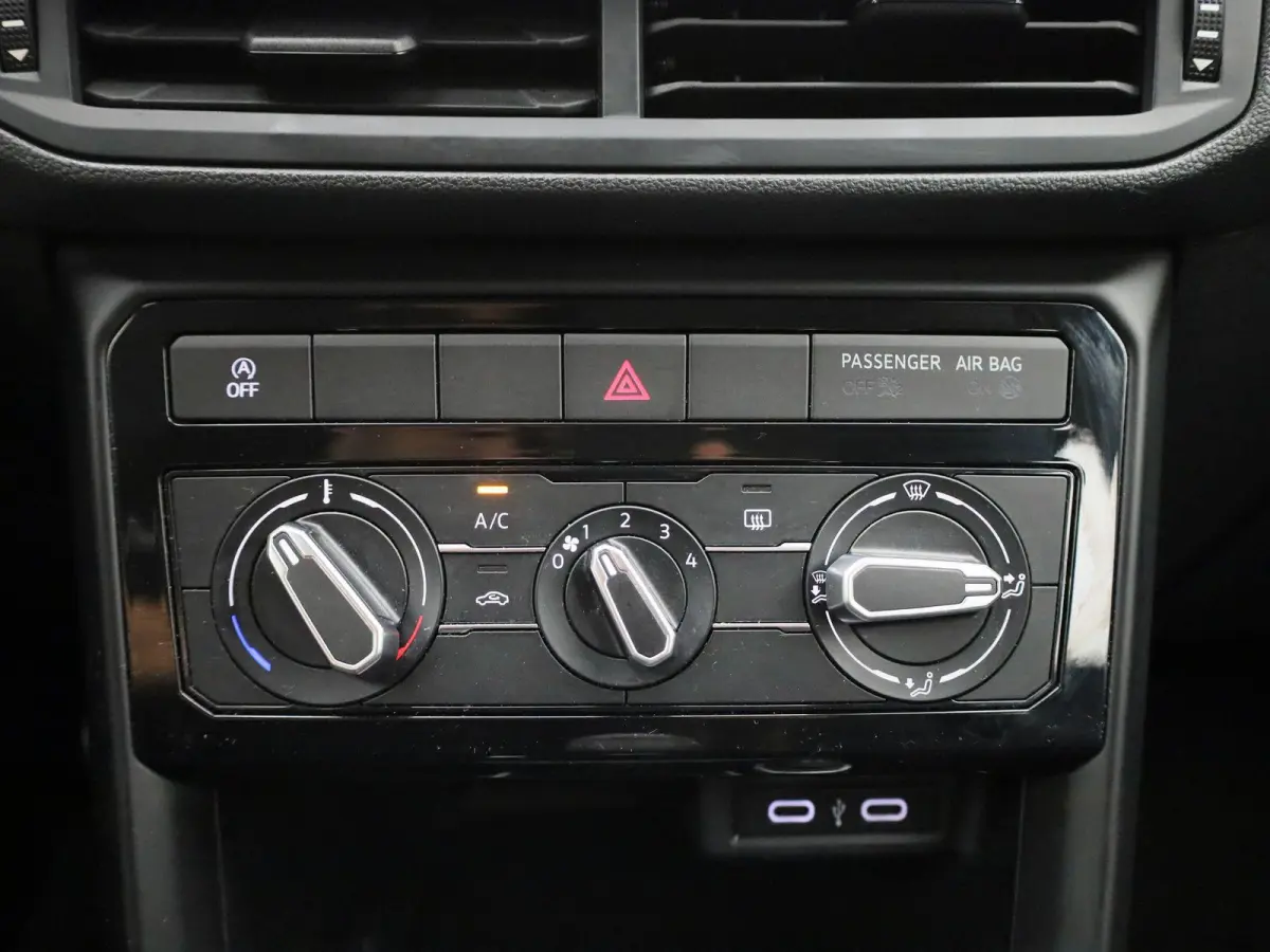 1.0 TSI Life | Apple Carplay / Android Auto | Cruise Control | Achteruitrijcamera | Lichtmetalen Velgen |