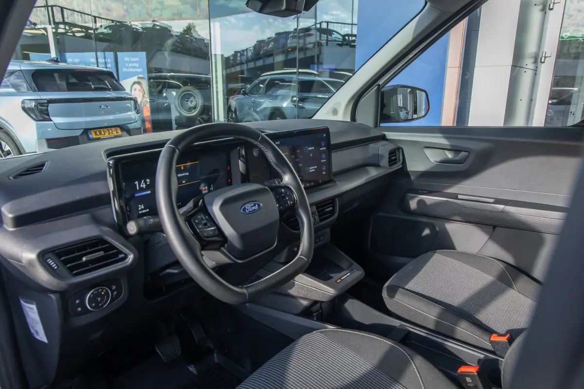 Cour. Trend 44 kWh | Trekhaak | Apple Carplay/Android Auto | Cruise control adaptief | Keyless | Electronic climate controle | Parkeersensor achter | Navigatiesysteem | Apple Carplay/Android