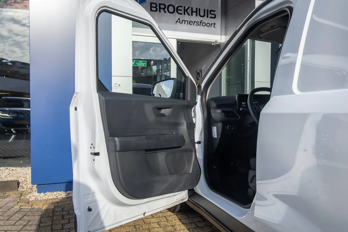 Cour. Trend 44 kWh | Trekhaak | Apple Carplay/Android Auto | Cruise control adaptief | Keyless | Electronic climate controle | Parkeersensor achter | Navigatiesysteem | Apple Carplay/Android