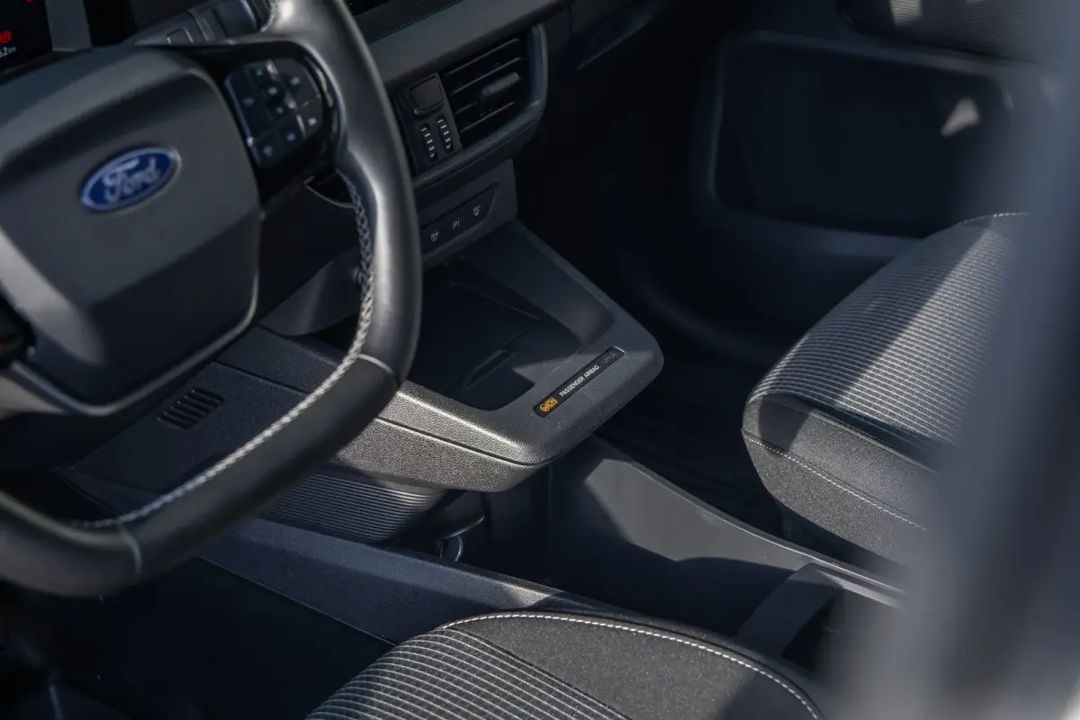 Cour. Trend 44 kWh | Trekhaak | Apple Carplay/Android Auto | Cruise control adaptief | Keyless | Electronic climate controle | Parkeersensor achter | Navigatiesysteem | Apple Carplay/Android