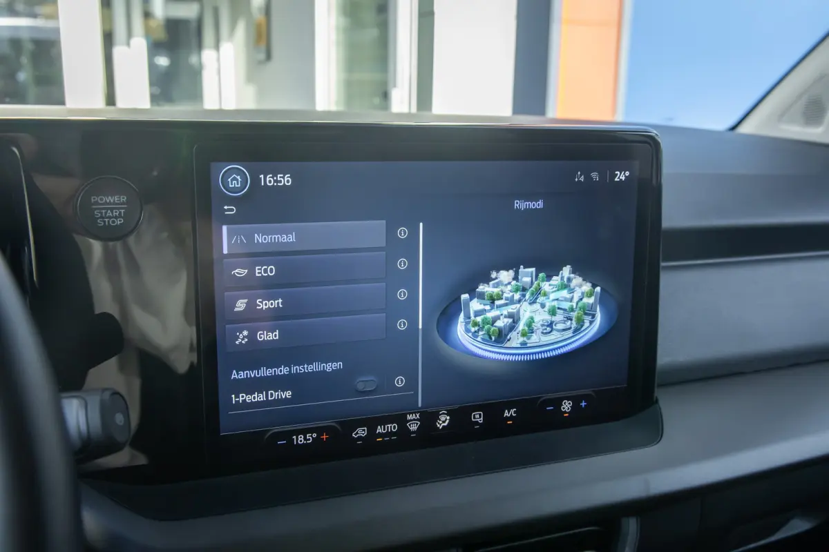 Cour. Trend 44 kWh | Trekhaak | Apple Carplay/Android Auto | Cruise control adaptief | Keyless | Electronic climate controle | Parkeersensor achter | Navigatiesysteem | Apple Carplay/Android